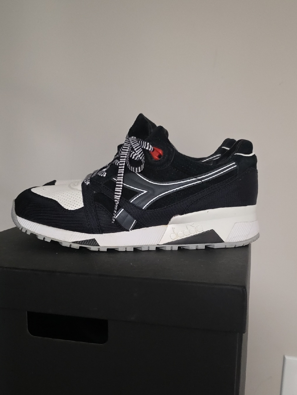 Diadora Ratpack Concepts Size 9M Used Black & White  with Red Accent